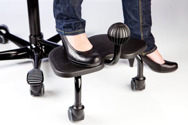 picture showing person resting foot on the hag stepup